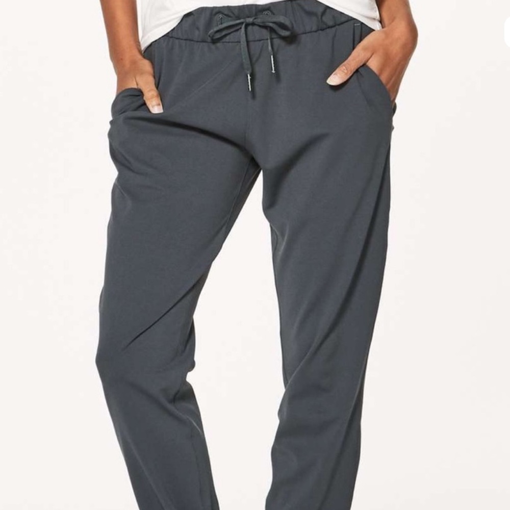 Lululemon Athletica on the fly 28” Gray Joggers pants size 4/6
